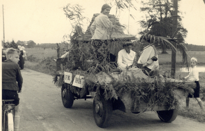 883846 Afbeelding van de prijswinnende praalwagen tijdens de Bevrijdingsoptocht te Groenekan, met bovenaan Willie de Bruin.